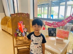 图片包含 室内, 男孩, 人, 年轻&#xA;&#xA;描述已自动生成